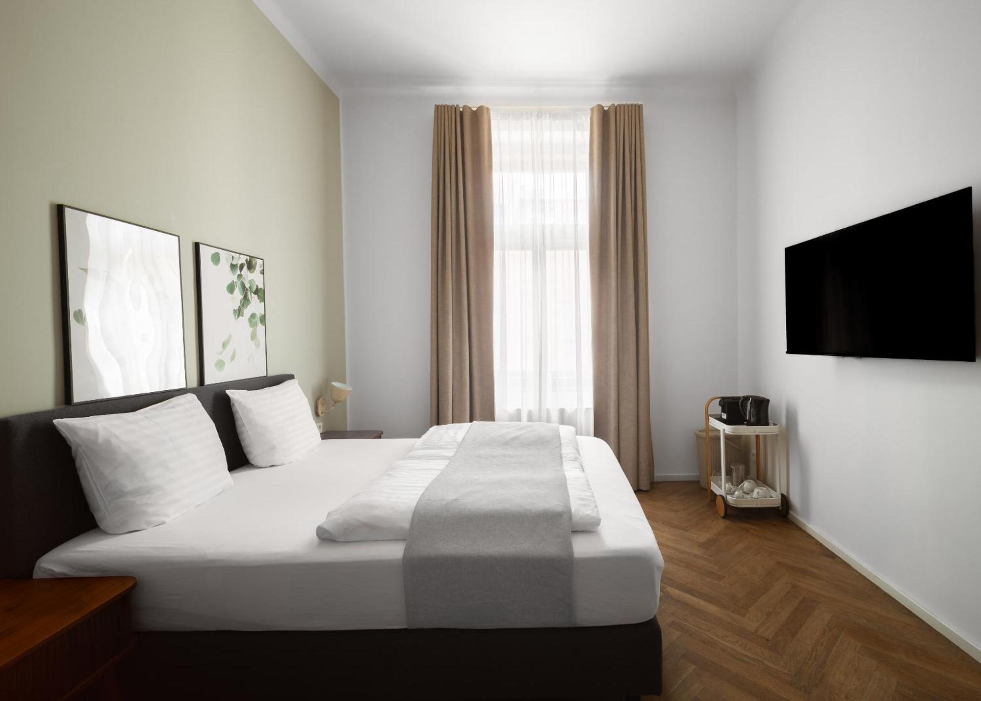 Queen Room with day bed